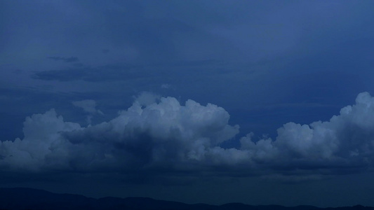 黑暗的夜空,有乌云飘动 穿过绿顶山视频