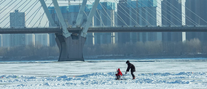 北方沈阳冬季浑河冰雪天地滑冰车的欢乐孩子视频