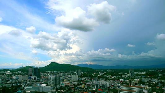 蓝色的、青蓝的、横扫城市山丘和山丘的暴云视频
