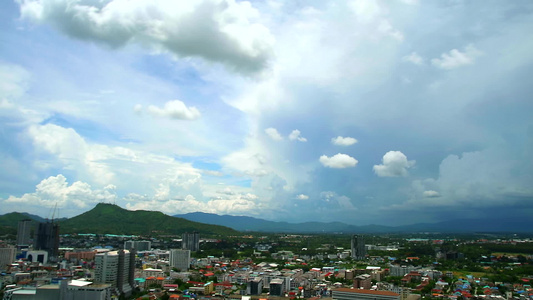 城市、山岳和山丘的暴风云视频