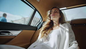 在现代汽车后座休息的疲劳女商人肖像17秒视频