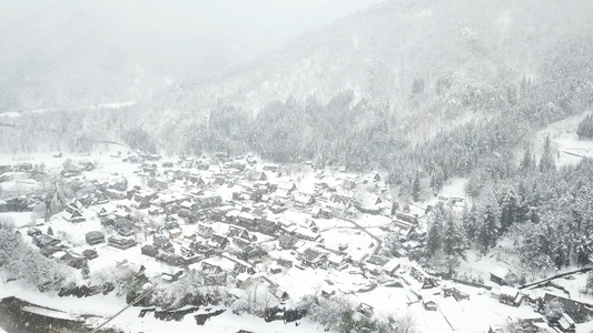 下雪天航拍日本白川乡视频