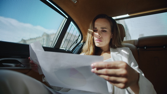 重点商业女性在舒适的现代汽车中查看文档的数据视频