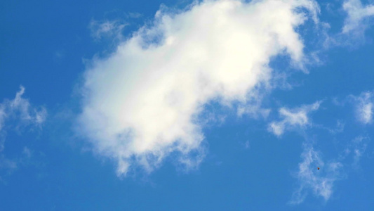 蓝色天空时间折叠时, 纯热白云在蓝色天空中闪烁视频