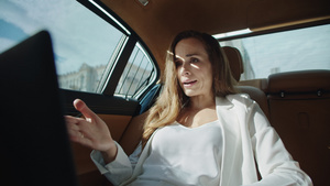 严格商业女性在现代汽车的笔记本电脑上提供视频聊天指导29秒视频