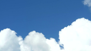 蓝色天空下移动的白云31秒视频