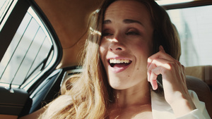 商业女人在车的电话里听到好消息令人惊讶29秒视频