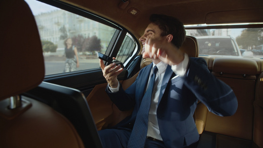 乐于分享商人在业汽车上对手机语音留言的欢乐视频