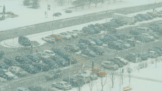 冬季寒潮下起暴风雪视频