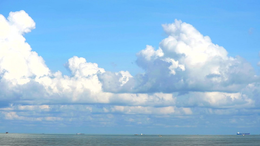 海面飘动蓝色天空中白云延时视频