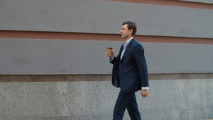 生意人边走路边喝咖啡16秒视频