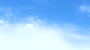 纯净的柔蓝天空和白云随风飘动56秒视频