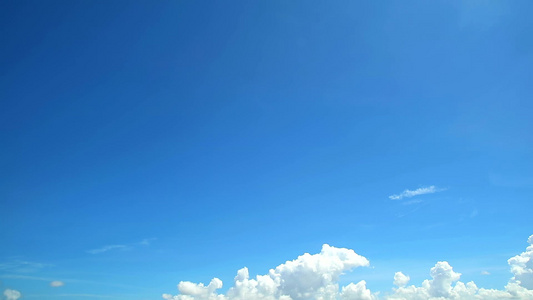 蓝色天空中白云延时视频
