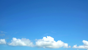 蓝色天空中白云延时7秒视频