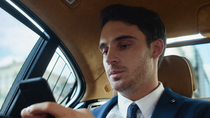 年轻商人在现代汽车的手机上写留言肖像17秒视频