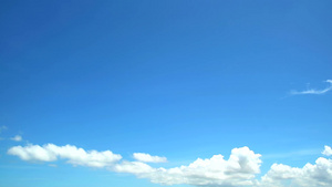 清蓝的天空和白云移动13秒视频