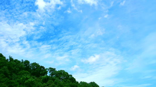 清蓝天空背景纯白云在山上飘动视频