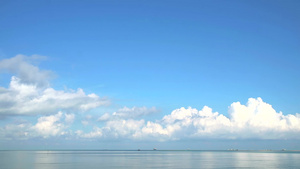 清蓝天空和白云以及海洋随时间流逝而移动10秒视频