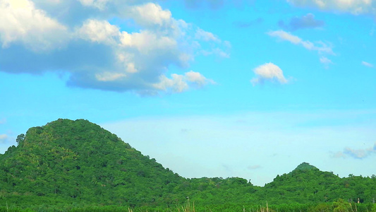 山顶和蓝天空背景的白云流逝视频