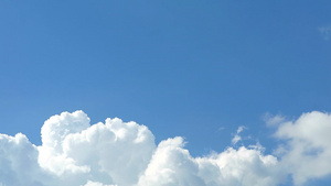 蓝色天空中白云延时50秒视频