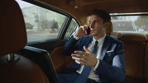 在汽车内专心的商人在电话上交谈11秒视频