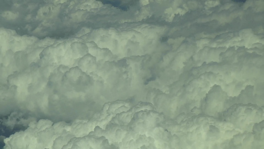 在云上飞翔空中录像视频