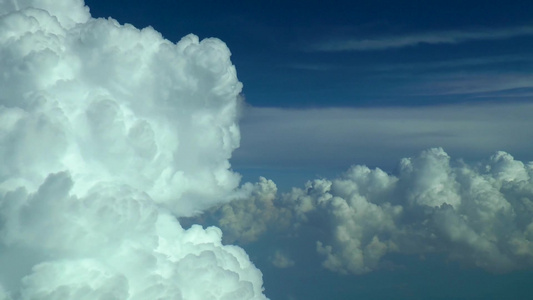 在云上飞翔 空中录像视频