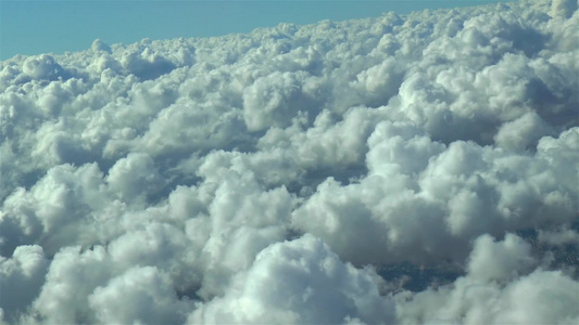 在蓝天云上飞翔视频