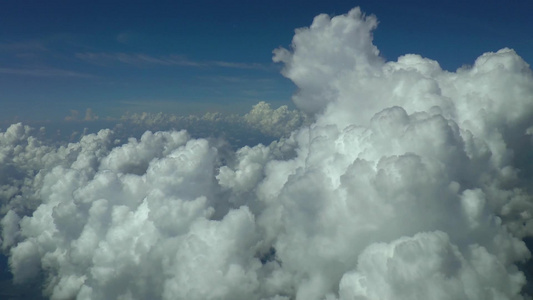 云层周围飞翔空中录像视频