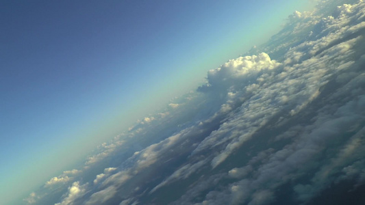 云层周围飞翔,空中录像视频