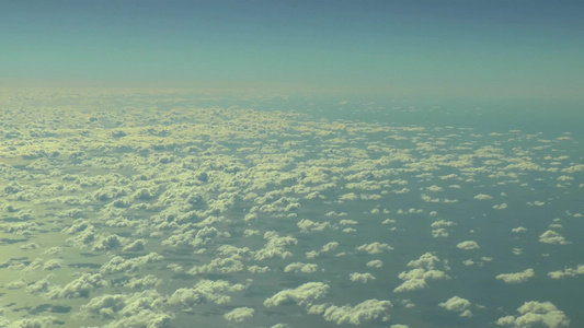 飞过云层,飞越海洋,空中录像视频