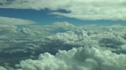 在云层之间飞翔 空中录像视频