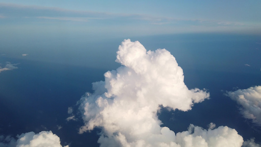 空中风景美丽陆地和白毛云飞翔视频