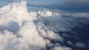 从飞机上看云层和太阳天空6秒视频