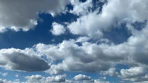 浅白云在蓝色天空中飞翔云层移动春云风景的背景13秒视频