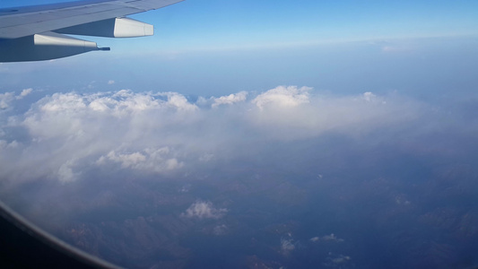 美丽的云朵和蓝色的天空风景 从飞机飞行的窗口视频