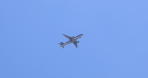 4K拍摄天空中呼啸而过的飞机20秒视频
