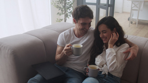 微笑的夫妇在家一起喝茶12秒视频
