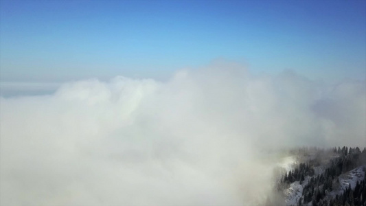 在山上的云中飘扬视频