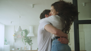 欢笑着的情侣在新房子里拥抱20秒视频