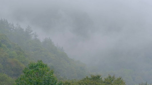 初秋雨中山脉云雾缭绕的绝美自然风光视频