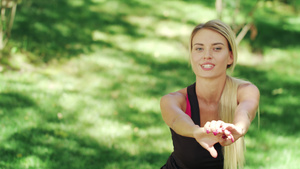 在城市公园训练微笑妇女蹲下运动15秒视频