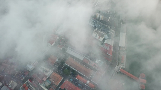 浓雾多云的清晨城市风景视频