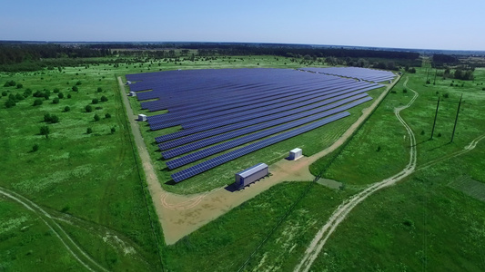 农村地貌的太阳能电池源农场视频
