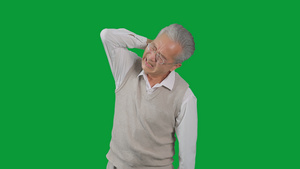 4K绿幕老年男性脖颈疼痛16秒视频