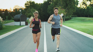 夫妇在公园一起跑步健身26秒视频