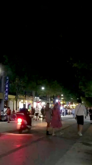 延时摄影逛夜市的人夜间经济17秒视频
