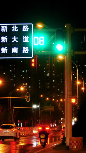 红绿灯夜间红绿灯路口车流城市夜晚路口武汉环线芳草路30秒视频