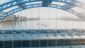 航拍杭州夕阳逆光下的复兴大桥车流18秒视频