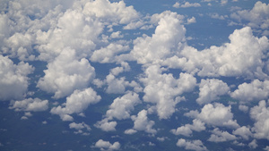 从蓝天空的飞机窗口向上空中看云层17秒视频